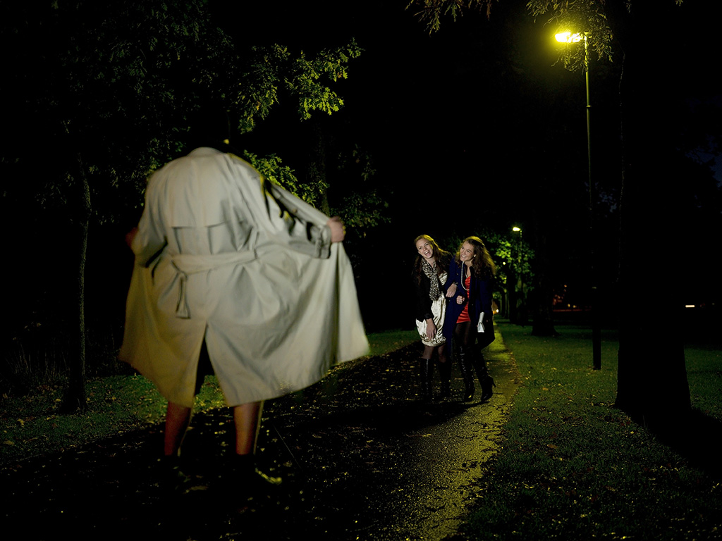 Exposición obscena en un parque de noche